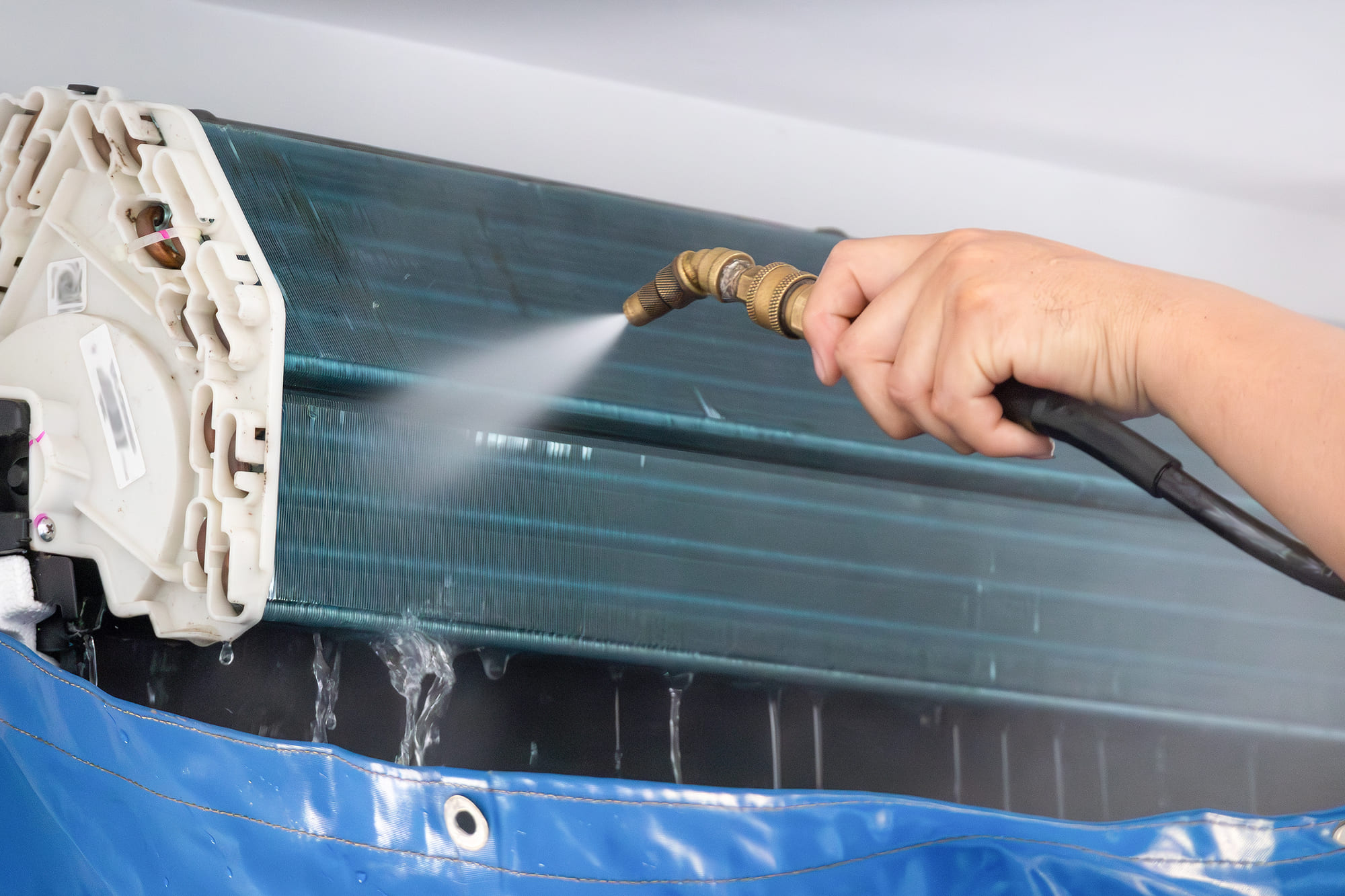 air conditioning cleaning service with water spray