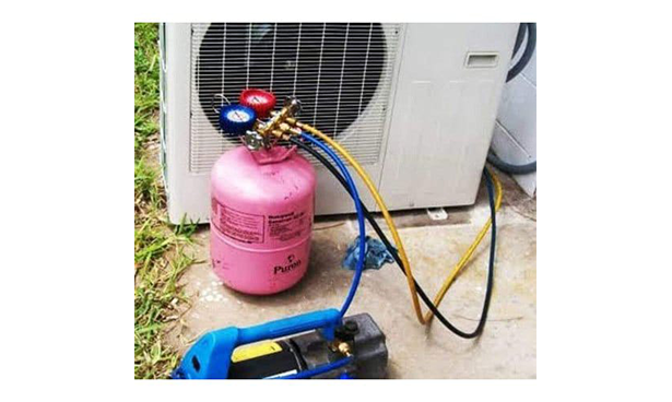 refrigerant manifold gauge and tank for ourdoor aircon servicing in Singapore